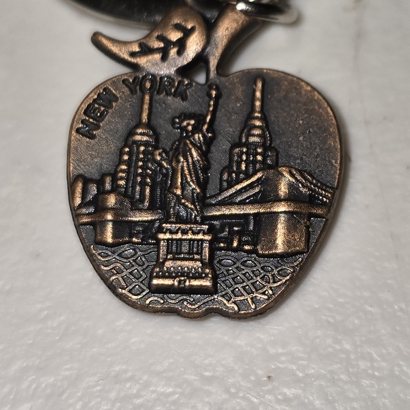 Letter B New York Key Chain - Picture 3 of 3